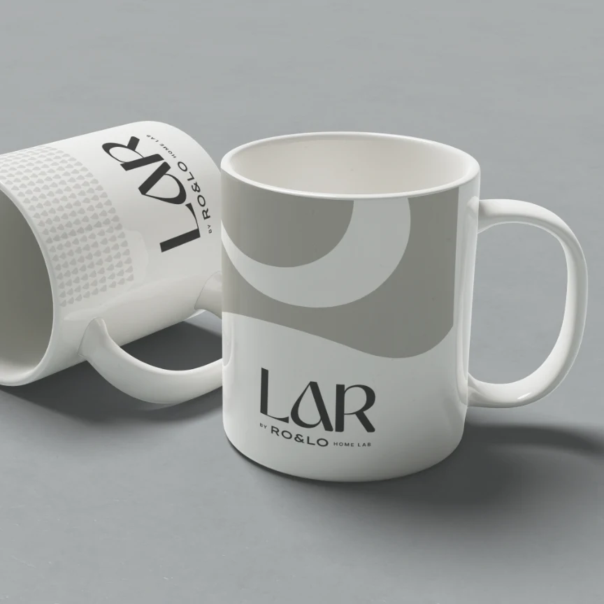 Aplicación de la marca LAR en tazas