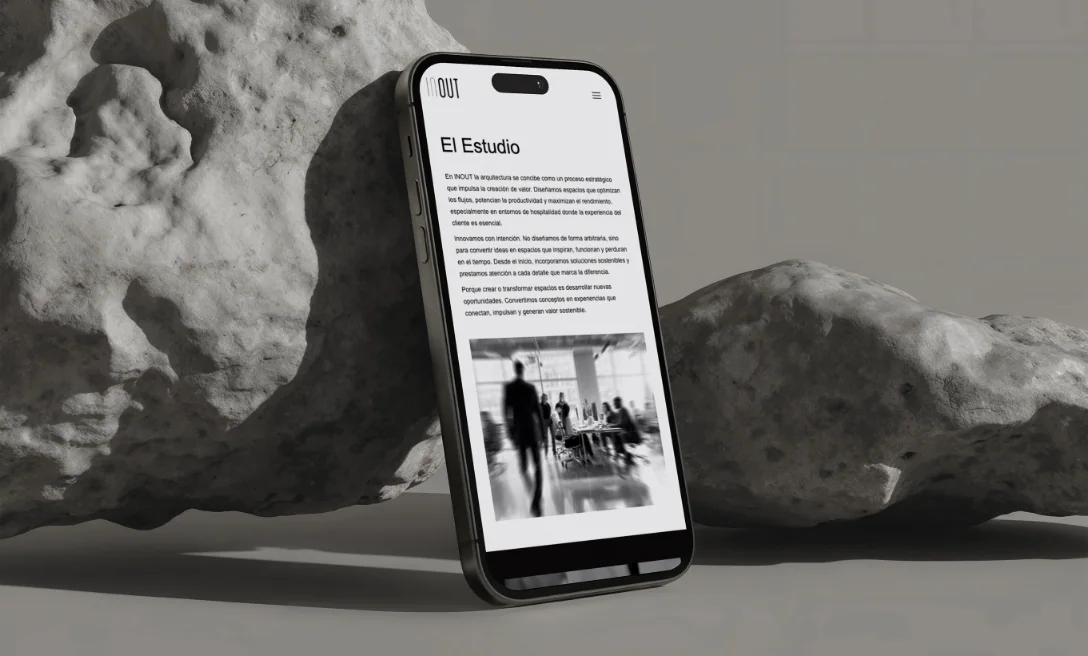 Web InOut presentada en un teléfono móvil